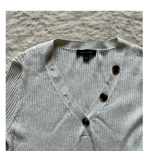 Ann Taylor Cream V-Neck Top Large - Picture 2 of 5